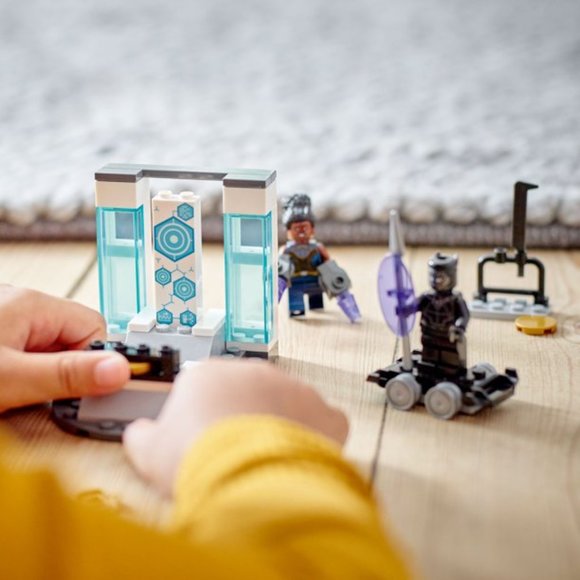 LEGO Marvel Black Panther Shuri's Lab 76212 Building Toy Set (58 Pieces) - Picture 4 of 4